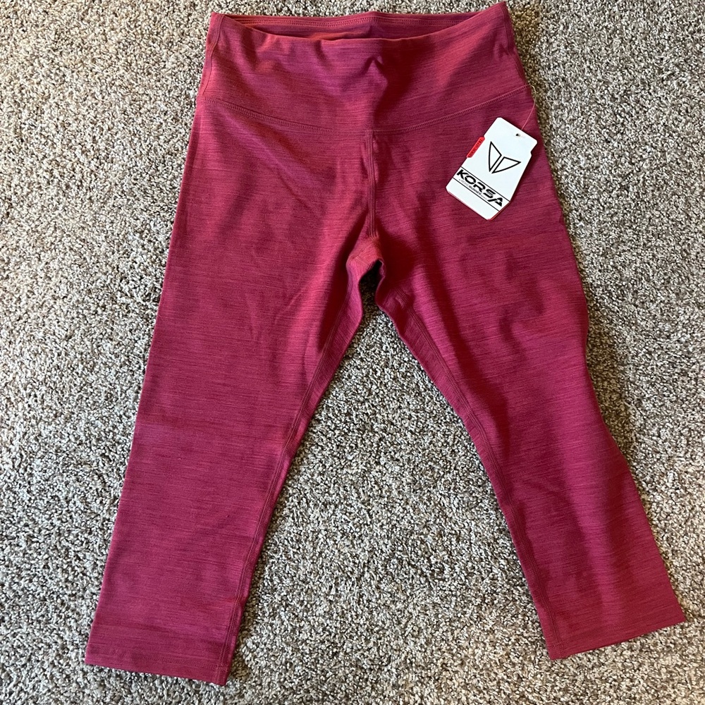 NWT Korsa Raspberry colored Capri Leggings, size M - Picture 2 of 4